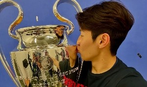 亚洲球员夺欧洲三冠王！李刚仁晒照亲吻大耳朵杯，配文：载入史册