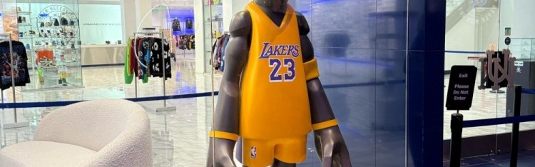 湖人记者晒詹姆斯超大玩偶：猜猜我在赌城遇到了谁？